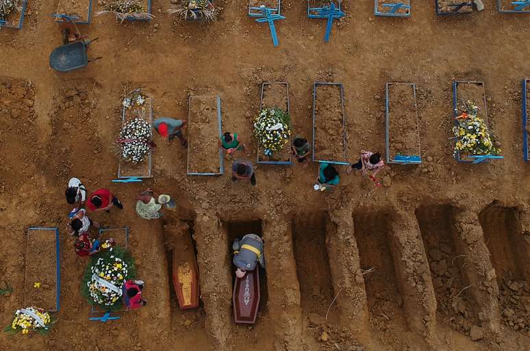 Cemitério Parque Tarumã, em Manaus
26/06/2020
REUTERS/Bruno Kelly