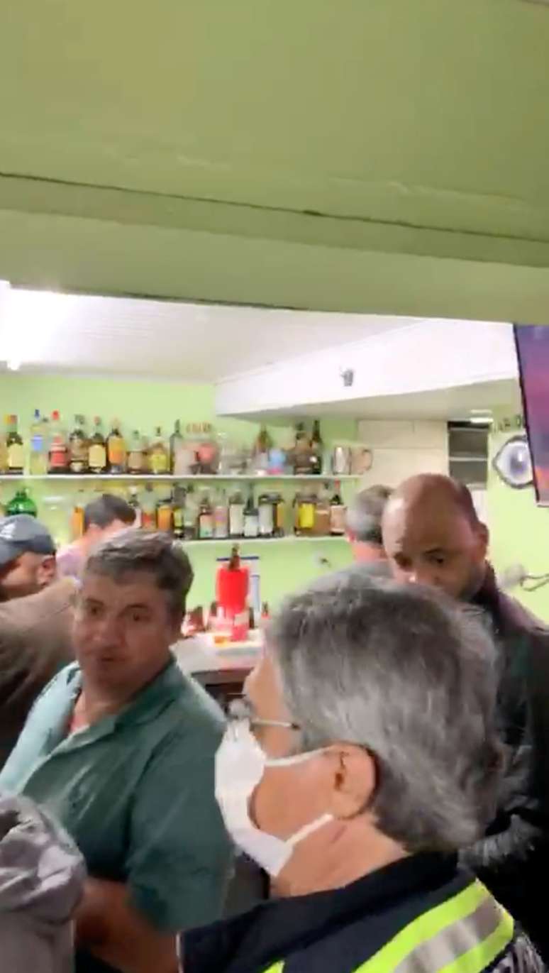 Opera&ccedil;&atilde;o de fiscaliza&ccedil;&atilde;o descobre bar funcionando clandestinamente em Petr&oacute;polis (RJ) durante a pandemia de Covid-19, em imagem retirada de v&iacute;deo
26/06/2020
Prefeitura Municipal de Petr&oacute;polis/via REUTERS