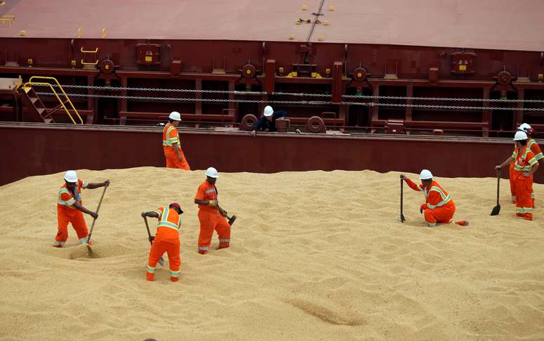 Navio carregado com soja para exportação no porto de Santos (SP) 
13/03/2017
REUTERS/Paulo Whitaker