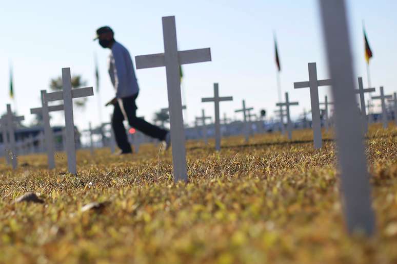 Ato com cruzes para lembrar vítimas do novo coronavírus em frente ao Congresso Nacional, em Brasília
28/06/2020
REUTERS/Adriano Machado