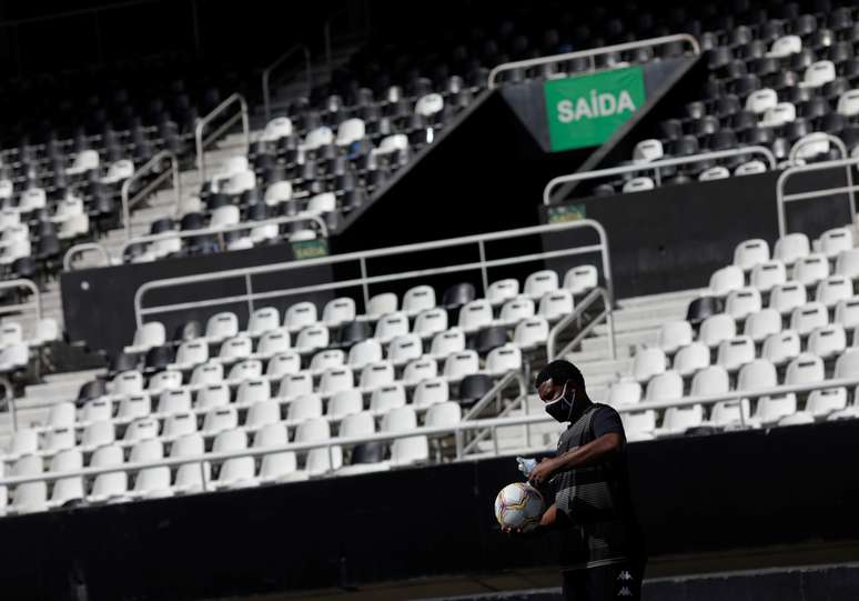 Gandula desinfecta bola durante jogo Botafogo x Cabofriense no Rio de Janeiro
28/06/2020
REUTERS/Ricardo Moraes