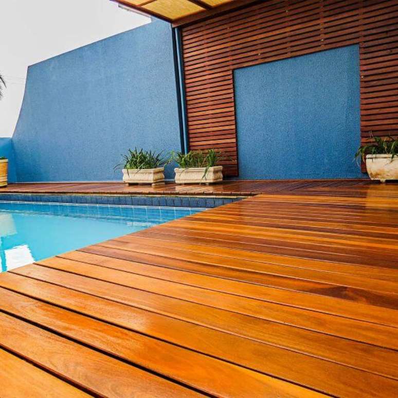 6. Tipos de madeira para deck de piscina tipo cumaru – Via: Madeira Madeira