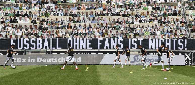 "Futebol sem torcedores não é nada", diz faixa estendida à frente de bonecos de papelão no Borussia Park