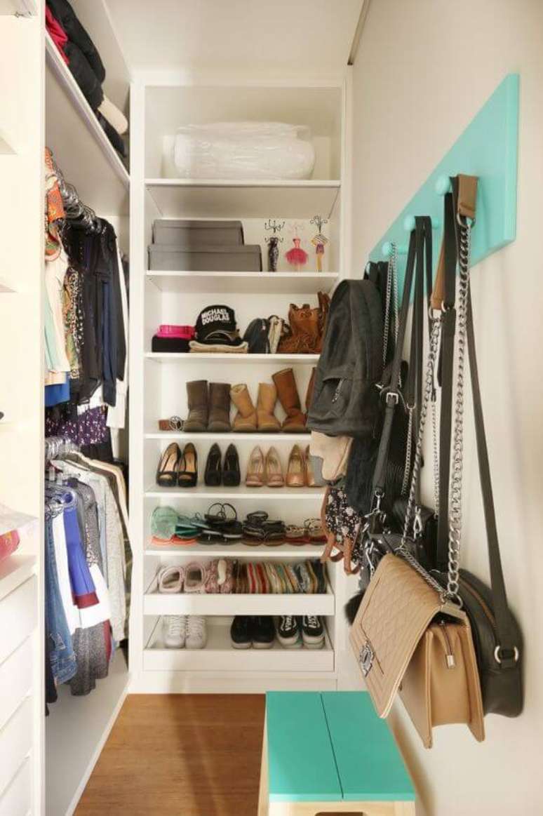 30. Sapateira de canto dentro do closet &ndash; Via: Pinterest