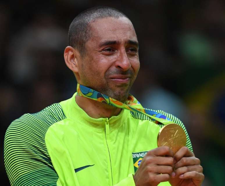Serginho chora na conquista do ouro em 2016, no Rio (Foto: KIRILL KUDRYAVTSEV / AFP)