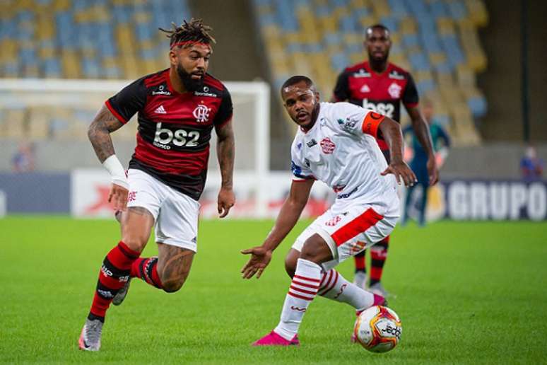 Jogo contra o Bangu (dia 18) foi o derradeiro do BS2 como patrocinador master (Foto: Alexandre Vidal / CRF)