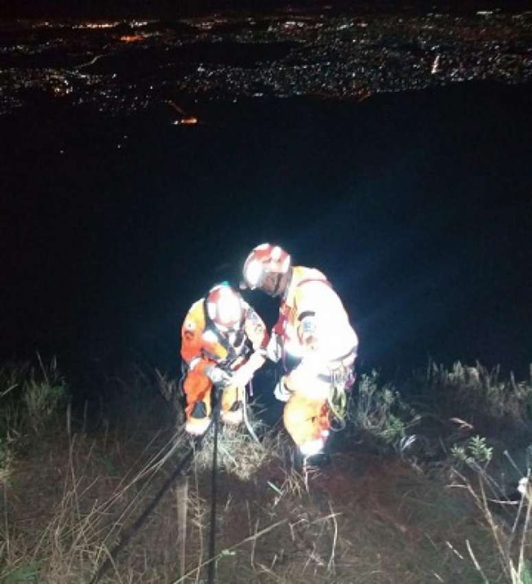 Os bombeiros precisaram usar técncias de rapel para resgatar Henrique-(Divulgação/CBMG)