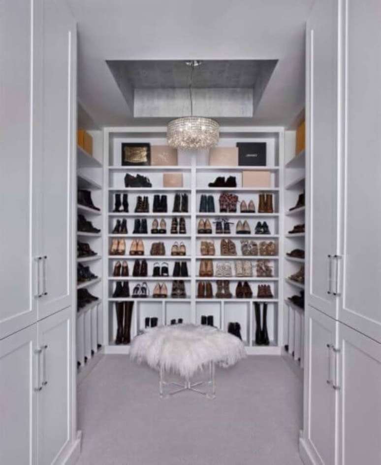 17. Closet grande com sapateira de canto de parede – Via: Pinterest