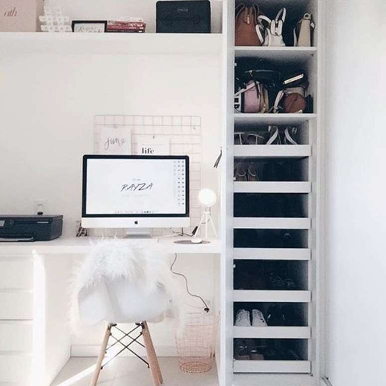 35. Escrivaninha com sapateira de canto &ndash; Via: Pinterest