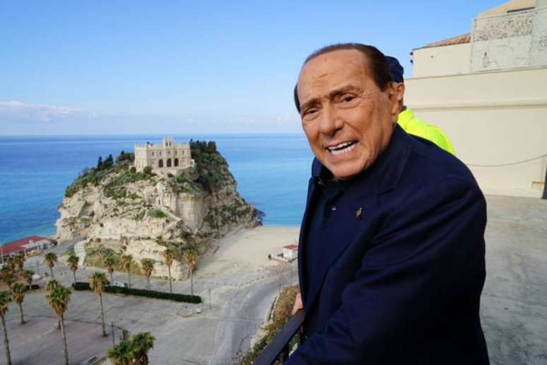 Silvio Berlusconi cumpriu pena de um ano de serviços sociais por fraude fiscal