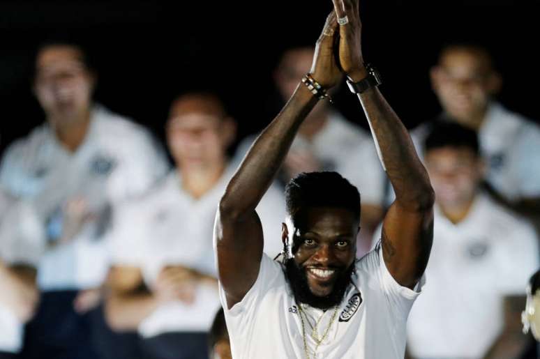 Adebayor deixa o Olímpia (Foto: Reprodução)