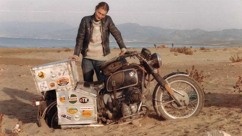 Elspeth Beard desbravou mais de 55.000 km mundo afora a bordo de uma BMW R 60/6.