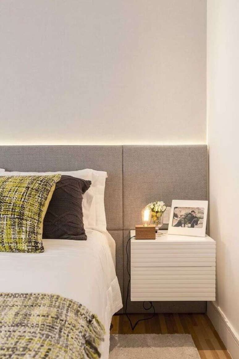 4. Para decorar o quarto pequeno prefira a cabeceira casal em cores claras – Foto: Futurist Architecture