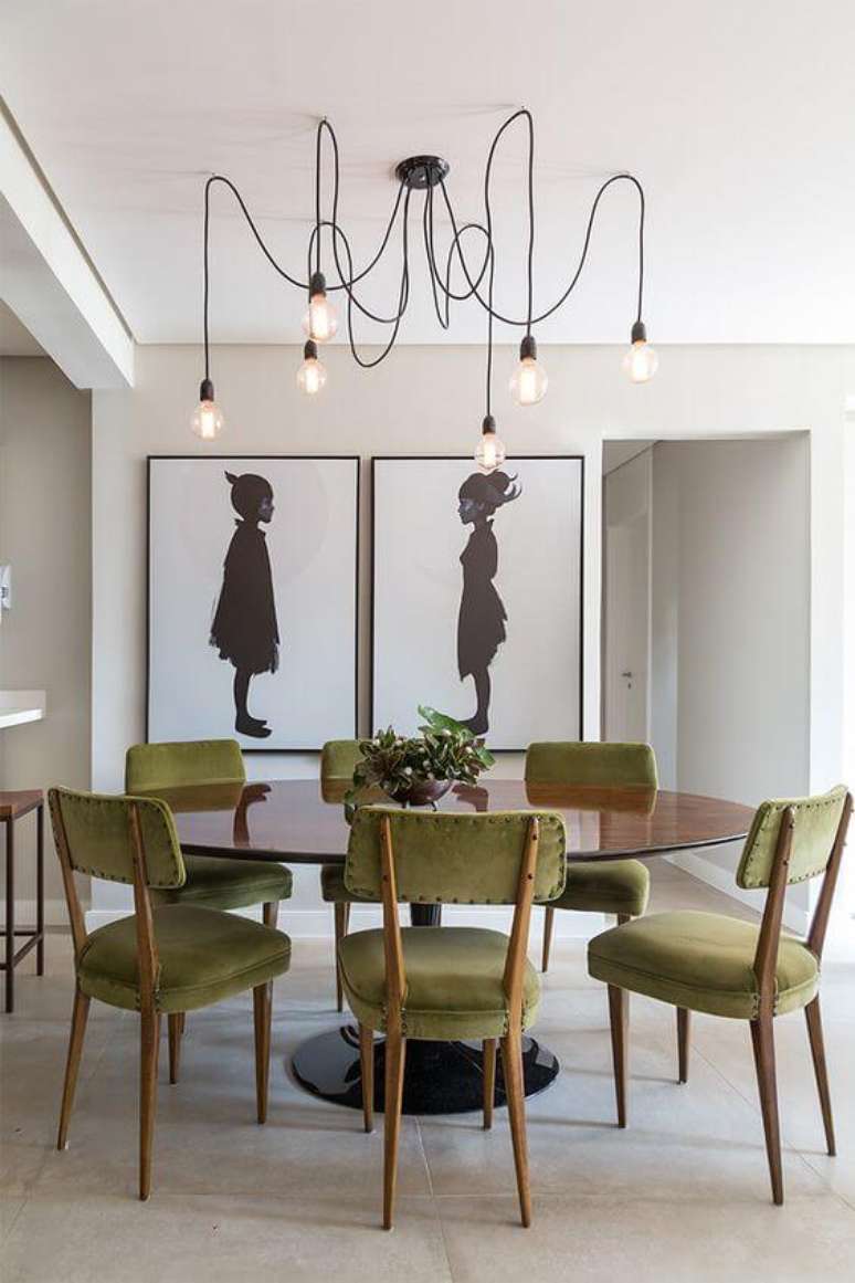 3. Lustres para sala de jantar moderna com mesa redonda – Via: Pinterest