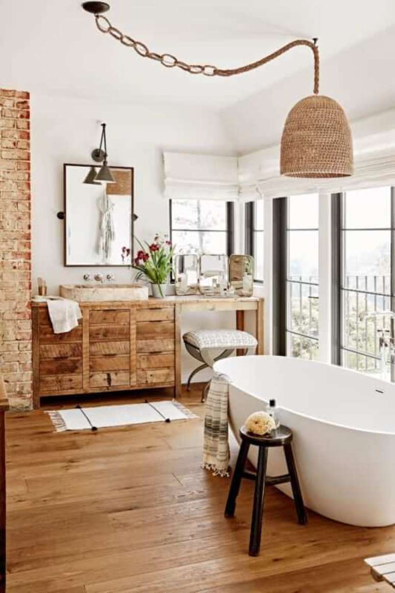 3. Banheiro com lustres modernos &ndash; Via: Pinterest