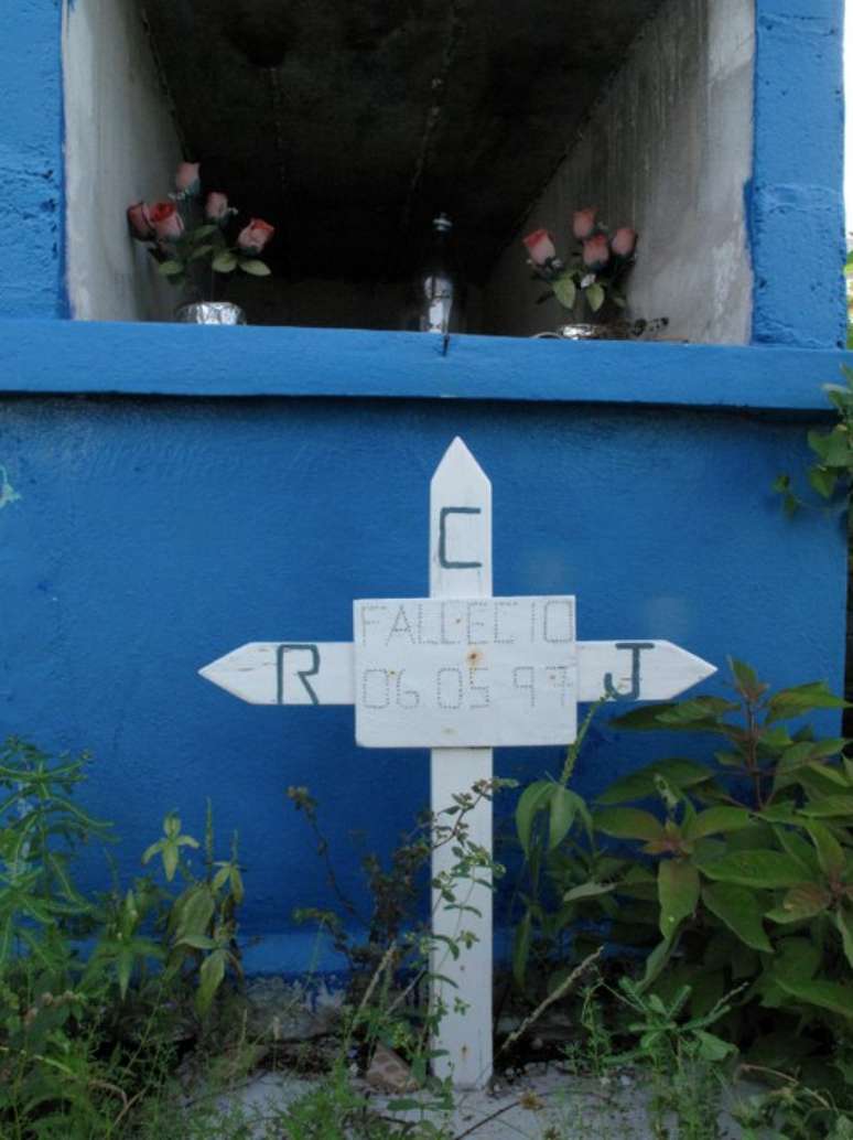 Rub&eacute;n Imaz encontrou o modesto t&uacute;mulo de Rudesindo Cantarell em Isla Aguada, Campeche