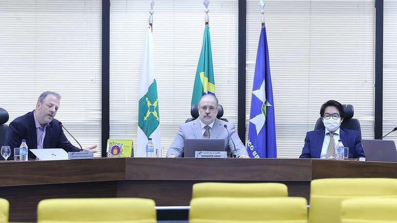 Novo resultado desfavorável tira 'maioria' de Augusto Aras (ao centro) no Conselho Superior do MPF