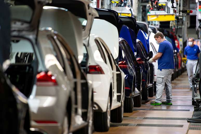 Linha de produção da Volkswagen é retomada após quarentena em Wolfsburg, Alemanha
27/04/2020
Swen Pfoertner/via pool via REUTERS