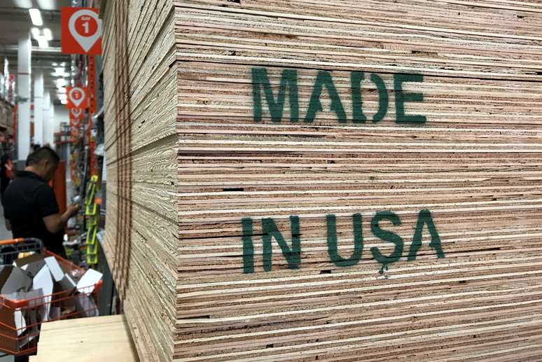Madeira compensada fabricada nos EUA à venda em Los Angeles, Califórnia, EUA, em 26 de abril de 2017. REUTERS/Mike Blake