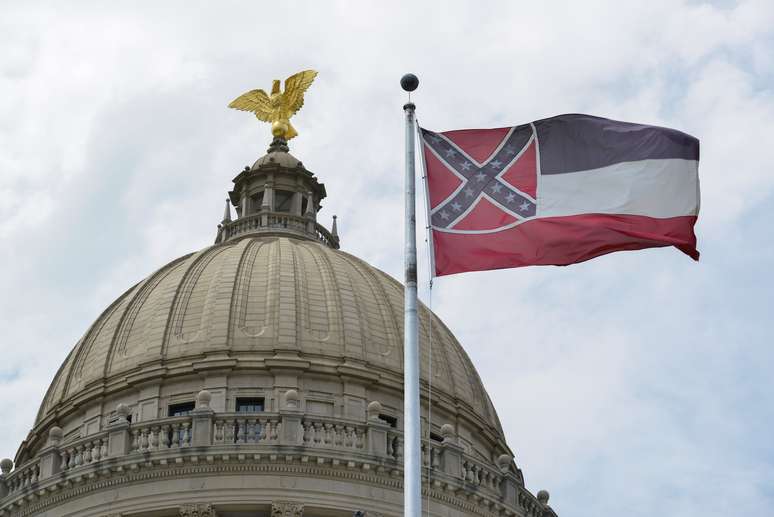 Bandeira do Mississippi com s&iacute;mbolo confederado tremula no capit&oacute;lio estadual horas antes de o governador sancionar lei para substitu&iacute;-la
01/07/2020
REUTERS/Suzi Altman