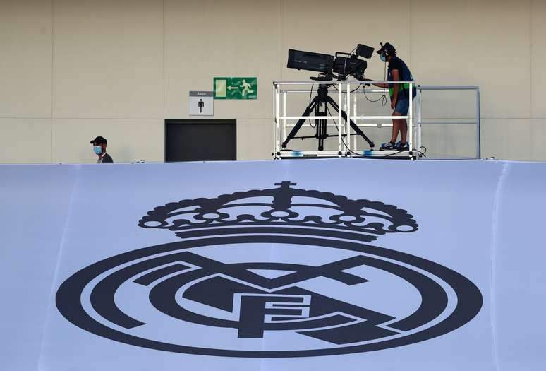 Escudo do Real Madrid no est&aacute;dio Alfredo Di Stefano. 18/6/2020   REUTERS/Sergio Perez