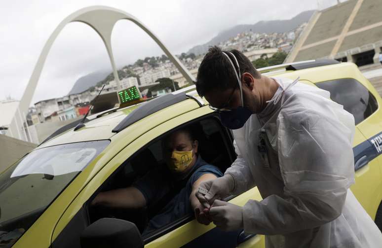Taxistas são testados para coronavírus no Rio de Janeiro
15/06/2020
REUTERS/Ricardo Moraes