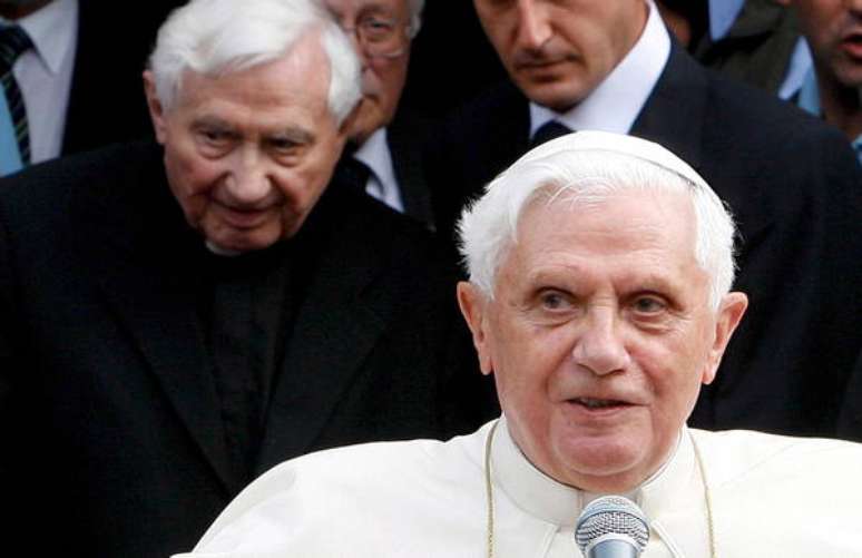 Georg Ratzinger com seu irmão mais novo, o papa emérito Bento XVI