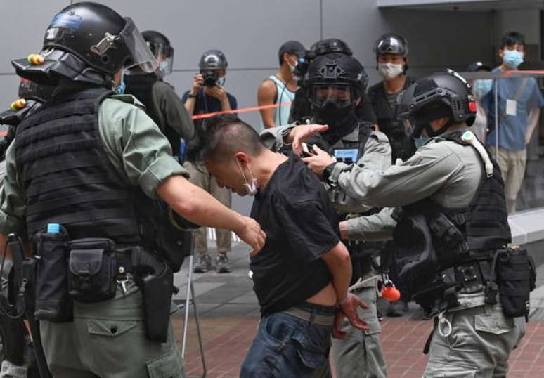 Prisão de manifestante durante protesto contra lei de segurança nacional em Hong Kong