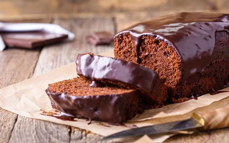 Foto de um bolo de chocolate sobre um papel