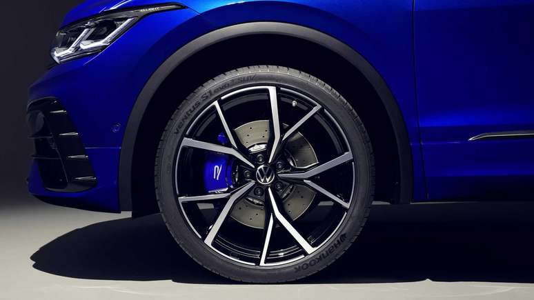 Tiguan R tem lindas rodas esportivas, grandes discos de freio e pinças azuis.