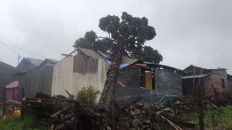 Moradores da região Sul contabilizam prejuízos após a passagem de um ciclone extratropical pela região