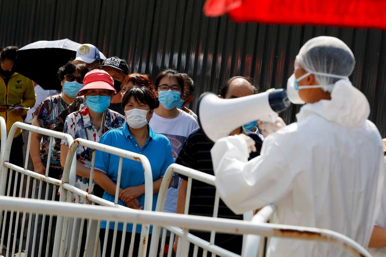 Pessoas fazem fila para serem testadas para coronavírus em Pequim
30/06/2020
REUTERS/Thomas Peter
