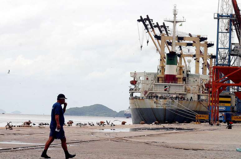 Vista do porto de Paranaguá (PR) 
23/03/2004
REUTERS/Rodolfo Buhrer