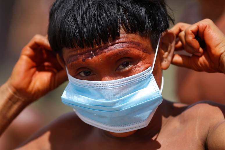 Indígena do povo ianomâmi segura máscara de proteção em Alto Alegre, Roraima
01/07/2020 REUTERS/Adriano Machado