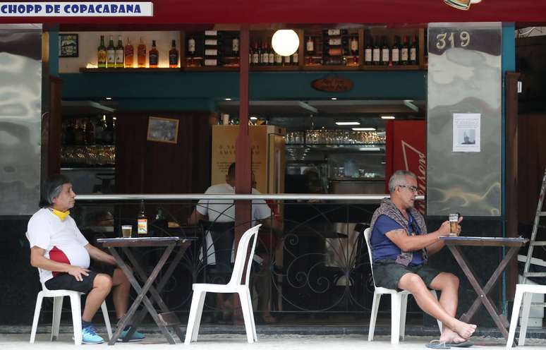 Clientes de bar em Copacabana, no primeiro dia de reabertura de restaurantes, bares e academias de ginástica no Rio de Janeiro
02/07/2020
REUTERS/Sergio Moraes