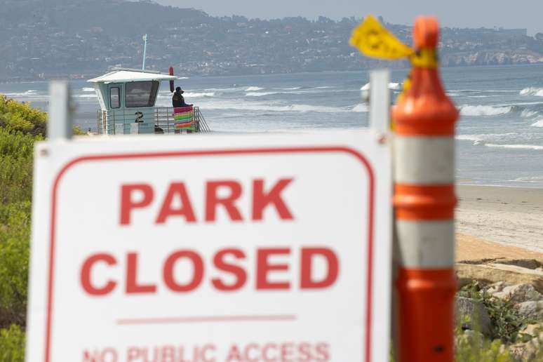 Cartaz proíbe circulação em praia na Califórnia, em meio à pandemia do coronavírus. 2/7/2020. REUTERS/Mike Blake