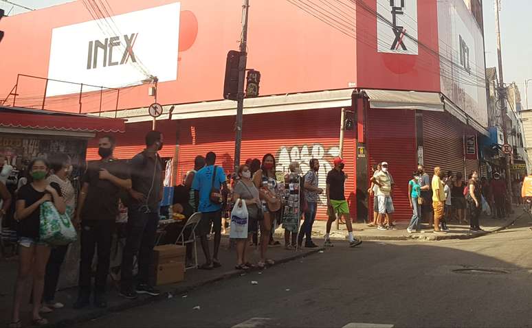Populares circulam por Madureira, bairro da zona norte do Rio, na manhã desta quinta (2/7)