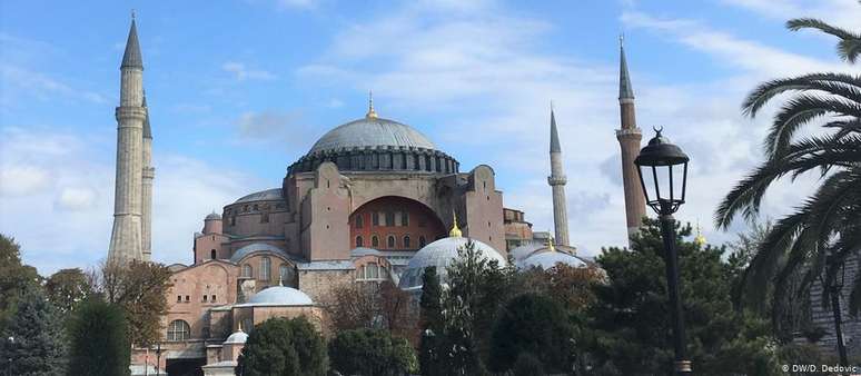 Hagia Sophia, ou Basílica de Santa Sofia, serviu a duas religiões mundiais por 1.500 anos