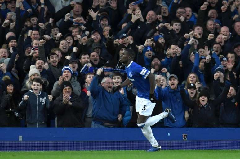 Zouma teve passagem de destaque também pelo Everton (Foto: AFP)