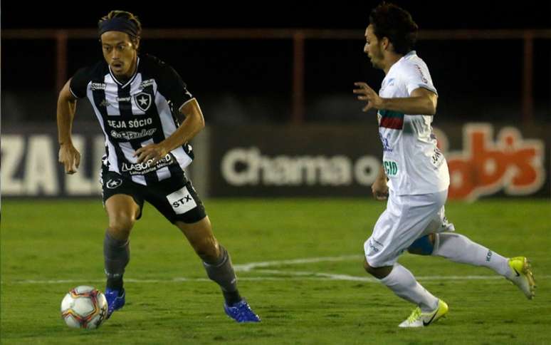 Honda sofre com a marcação da Portuguesa (Foto: Vítor Silva/Botafogo)