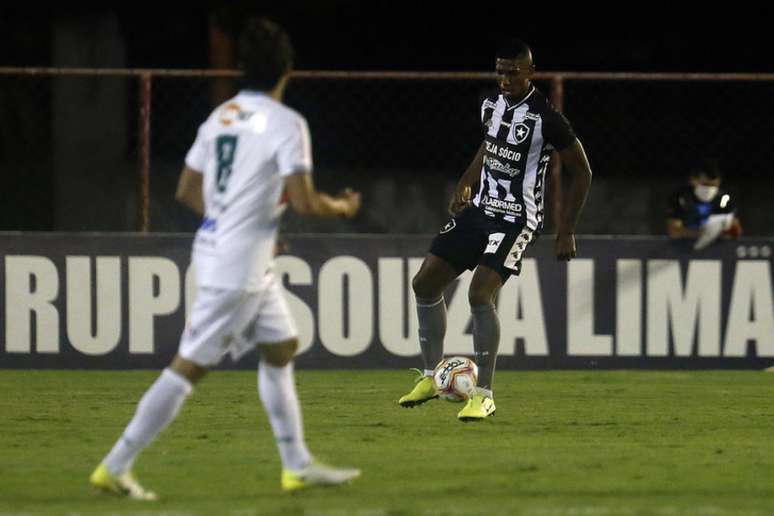 Kanu em ação contra a Portuguesa (Foto: Vítor Silva/Botafogo)