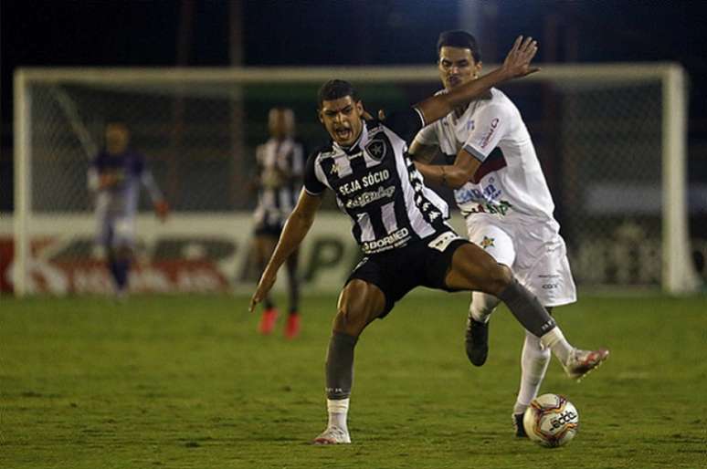 Luís Henrique ficou preso na marcação da Portuguesa (Foto: Vítor Silva/Botafogo)