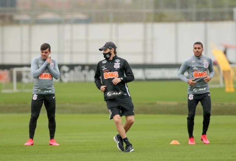 Michel Huff durante treino no Corinthians ao lado de Fagner e Gabriel (Foto: Rodrigo Coca/Ag. Corinthians)