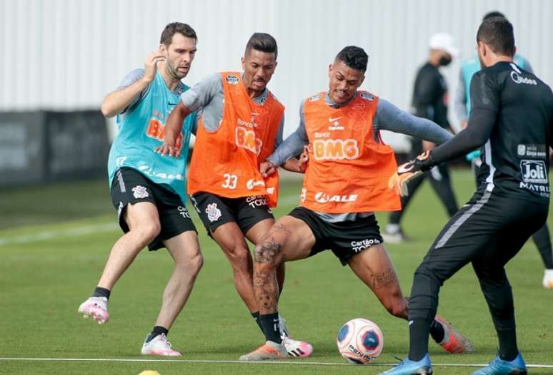Jogadores treinaram em pequenos grupos em atividade de enfrentamento (Foto: Rodrigo Coca/Ag. Corinthians)