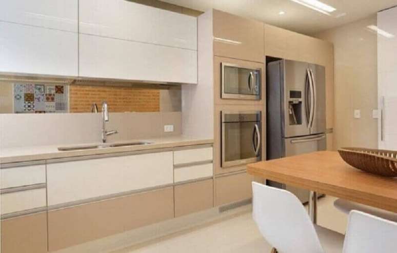 10. Armário de cozinha planejado branco e cor pérola – Foto: Pinterest