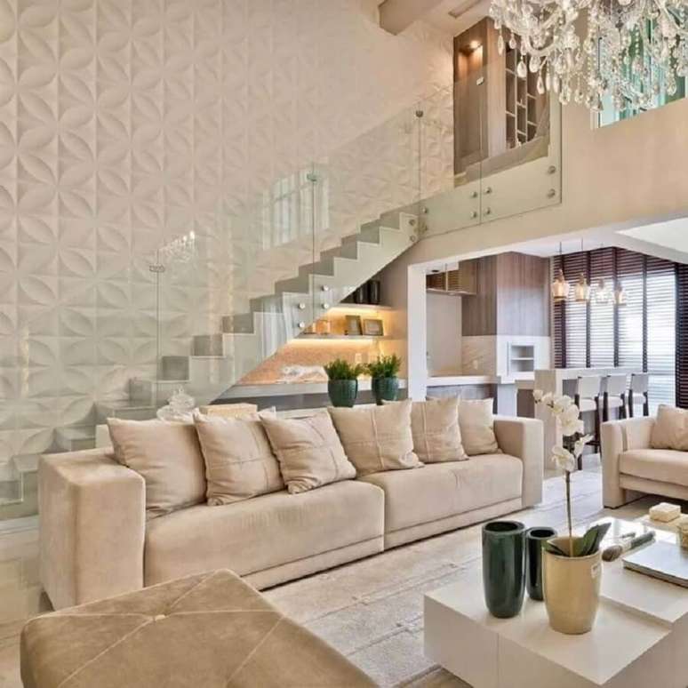 16. O guarda corpo de vidro junto com o revestimento 3D deu um ar super moderno à decoração da casa cor pérola – Foto: My Dream Home