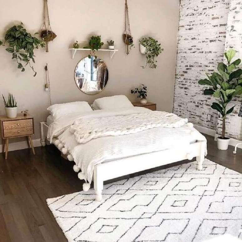 8. Cor pérola na parede de quarto decorado com vários vasos de plantas – Foto: Cool Stuff Decor
