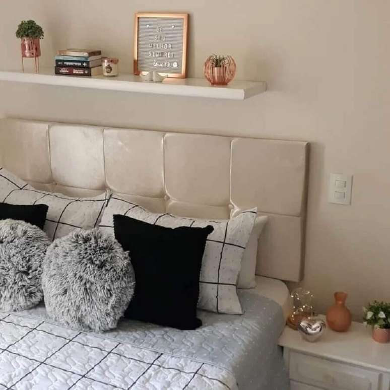 20. Decoração de quarto com cabeceira cor pérola e almofada redonda de pelos – Foto: Pinterest