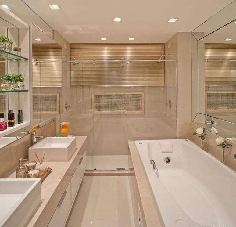 11. Decoração cor pérola para banheiro planejado com banheira e duas cubas – Foto: Pinterest