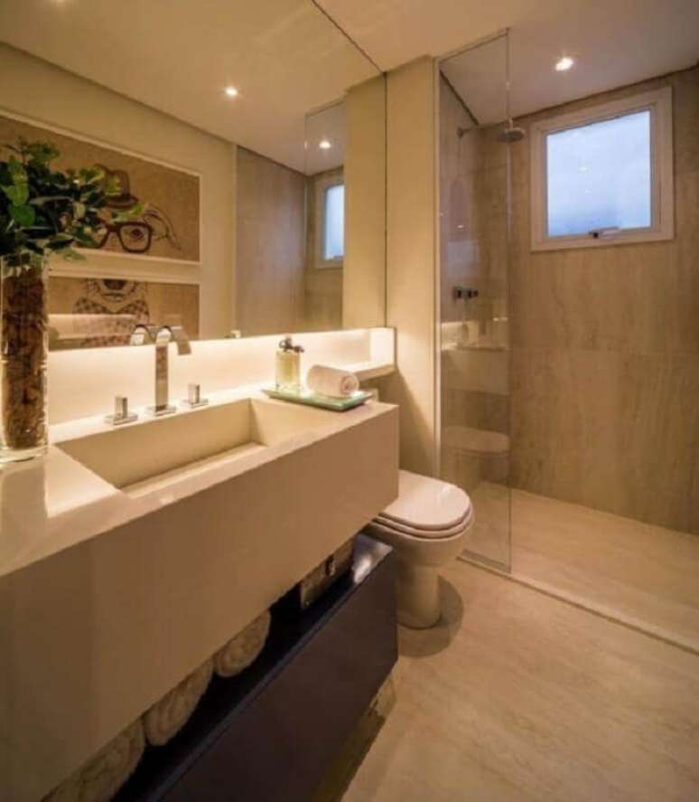 24. Decoração cor pérola para banheiro planejado moderno com pia esculpida – Foto: Behance